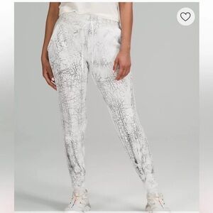 Lululemon Warm Down Athleisure Jogger in White Marble Size Women’s 14